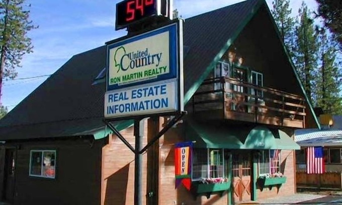 Chester Cabin | 2 Bedroom, Living room, Suite Chester/Lake Almanor Sleeps 4, Read Description.