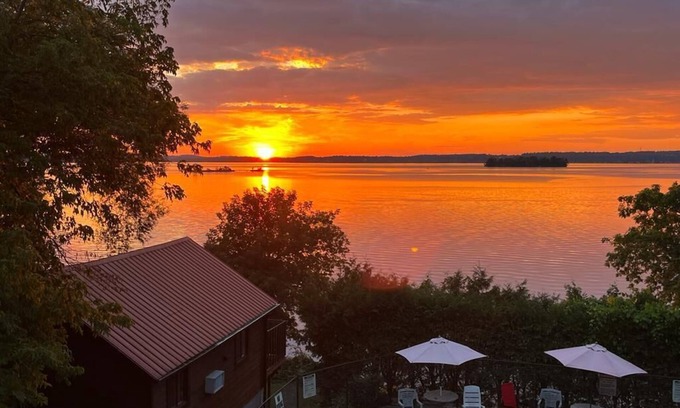 Harwood Cottage | 2 Bedroom loft #7, fireplace, a lake view outdoor sauna
