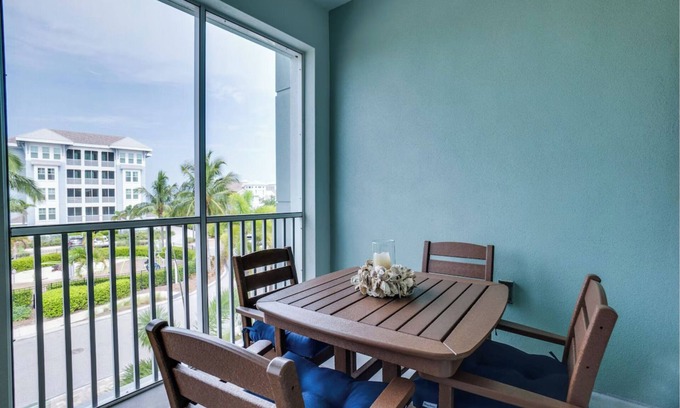 Whitney Beach Condo | 2 Bedroom Luxury Condo, Pool, 5 mins to Beach