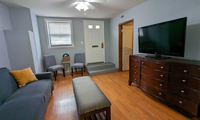 Near West Side Apartment | 2 Bedroom Medical District