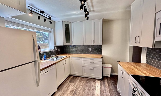 Central Lonsdale House | 2 bedroom modern guest suite with AC!