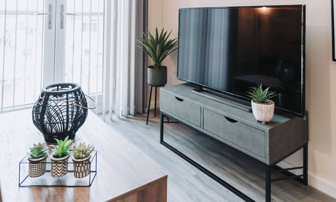 Manchester Apartment | 2 Bedroom Modern Apartment Sleeps 5