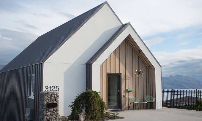 Central Okanagan House | 2 bedroom modern lakeview home near wine trail