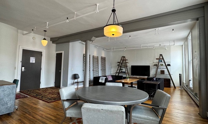 Medina Apartment | 2 Bedroom Modern Loft in Heart of Downtown Medina with Elevator