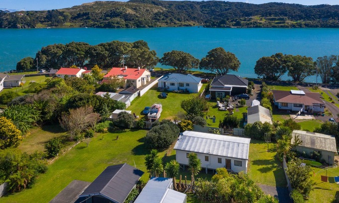 Raglan House | 2 bedroom modern Raglan beach retreat large outdoor deck 200 meters to town