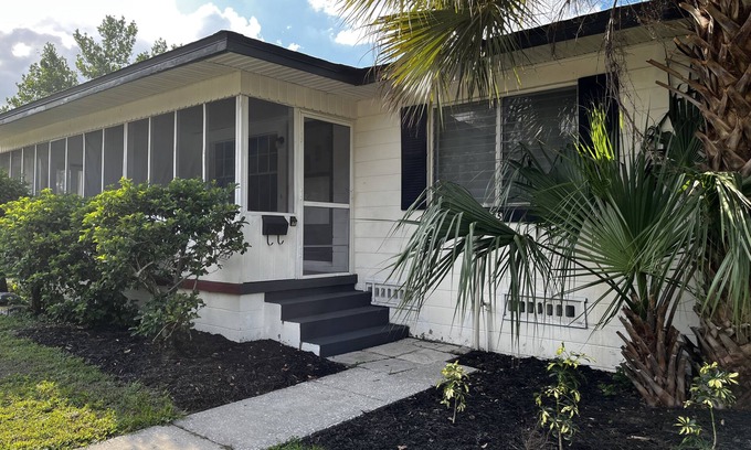Dixieland Apartment | 2 Bedroom Near Florida Southern