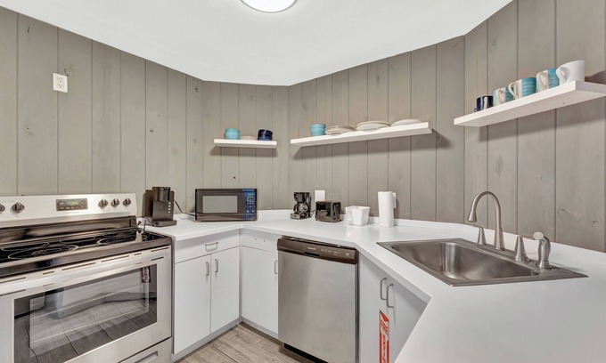 Bermuda Riviera Apartment | 2-Bedroom Ocean Front Direct