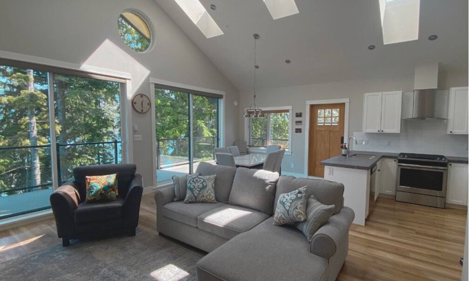 Port Renfrew Cottage | 2 Bedroom Oceanfront Cottage