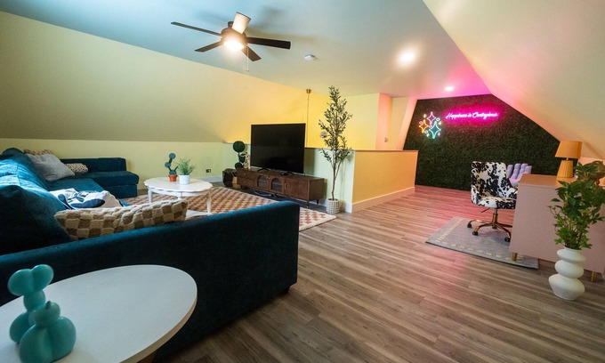 Rogers Park Apartment | 2 bedroom Pastel Loft 1 mi from Lake Michigan!