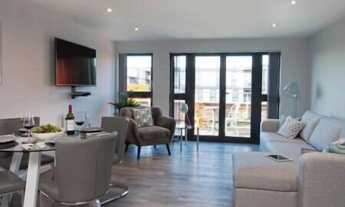 Central Milton Keynes Apartment | 2 bedroom Penthouse - Sleeps up to 6 with double beds and double sofa bed