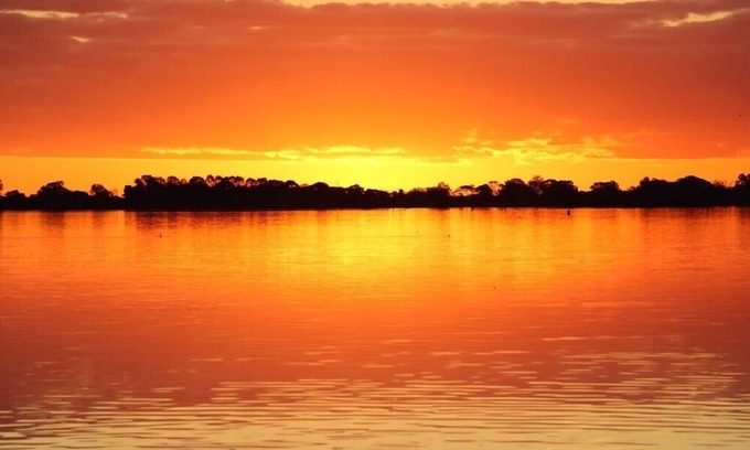 Barmera House | 2 bedroom pet friendly cottage right next to the lake