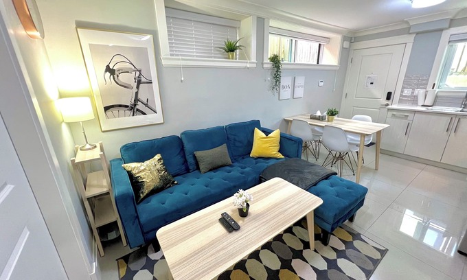 Sunset House | 2-bedroom Private Suite in Sunset Area