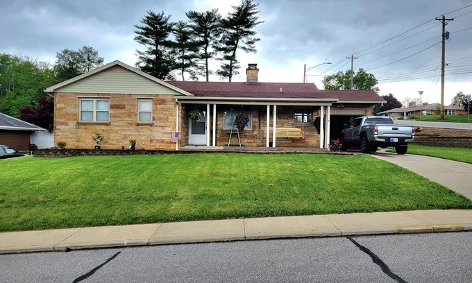 Jasper House | 2 Bedroom Pure Stone Delight! Close to historic downtown Jasper