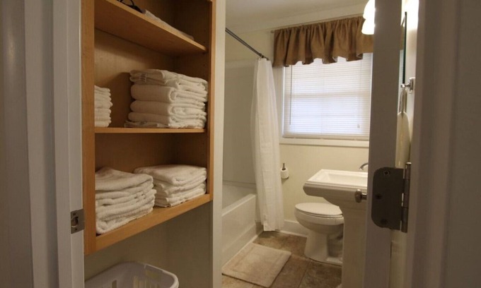 Charlotte House | 2 Bedroom Ranch house , Southend, pet friendly home with fenced in yard!