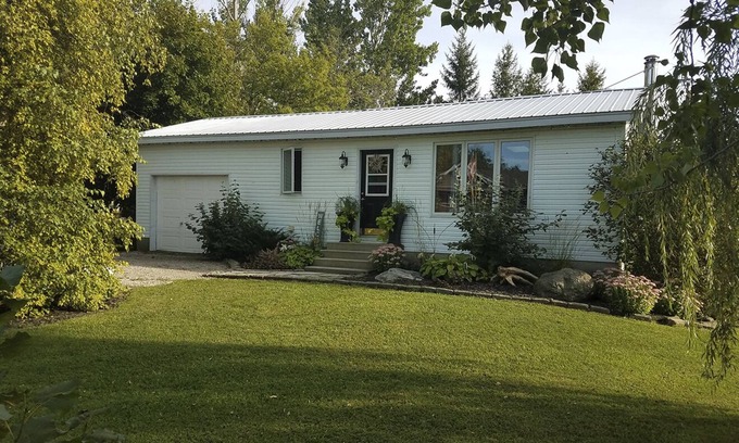 Bluewater Cottage | 2 bedroom small cottage 1 minute to beach OPTIONAL bunkie with queen bed