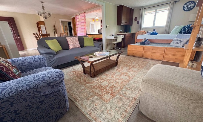 Hilo House | 2 bedroom spacious house (upstairs unit) in the heart of Hilo town