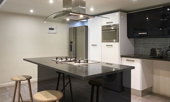 Greater Johannesburg Metropolitan Area Apartment | 2 Bedroom Standard Apartment (common garden)