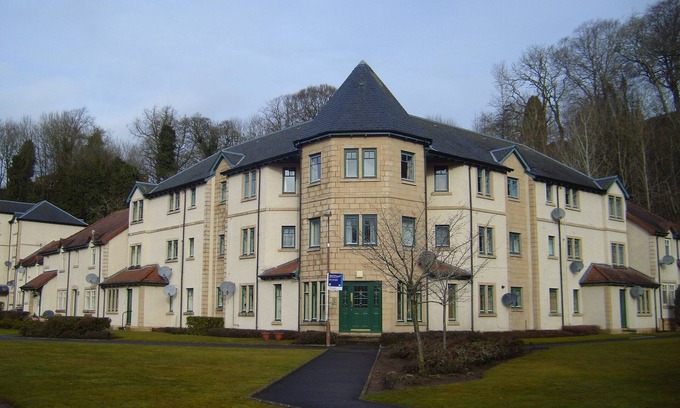 Penicuik Apartment | 2 Bedroom Top Floor Flat Within 40 mins of Edinburgh, Good Transport Links