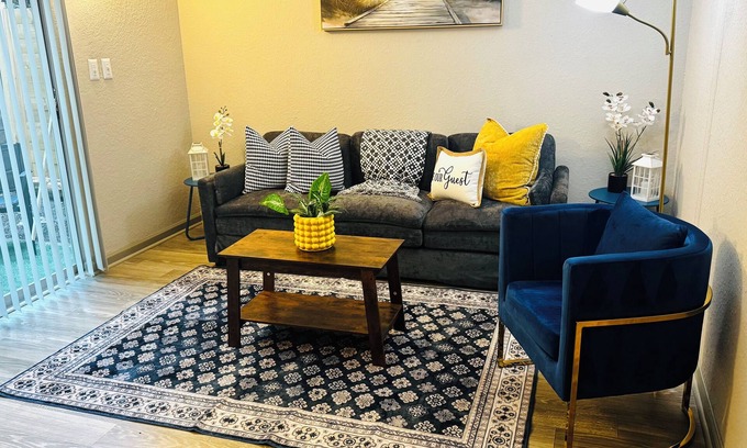 Cumberland House | 2-bedroom townhome in charming Smyrna with AC, WIFI , 4 min to Braves