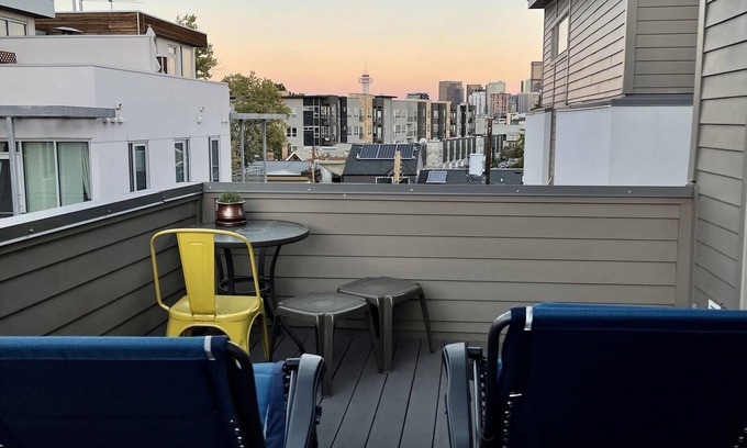 Jefferson Park House | 2 bedroom townhome w fire place & rooftop deck.