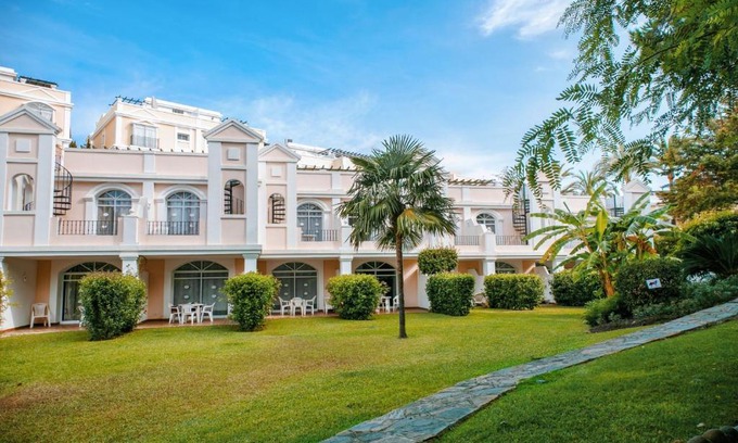 Marbella House | 2 Bedroom Townhouse in Stunning Aloha Gardens 21