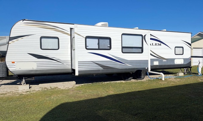 Clarendon House | 2 bedroom Trailer at A New Life Ranch LLC - Come ride horses!