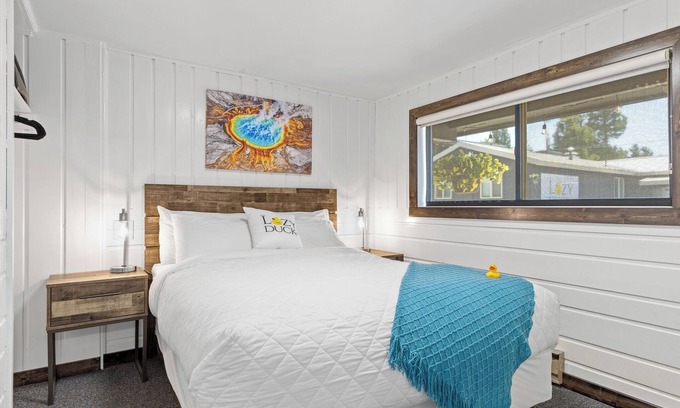 West Yellowstone Hotel | 2 Bedroom Unit! Lazy Duck Inn #16