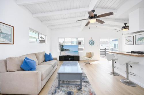West Newport House | 2 Bedroom Upstairs with Balcony Steps from the Sand