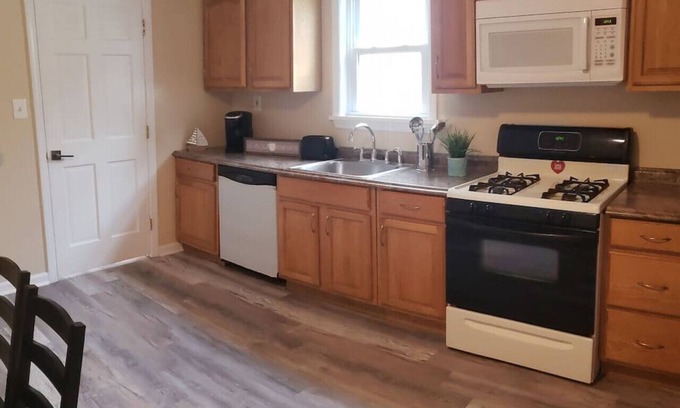 Cape May - Wildwood Apartment | 2 bedroom, Walk to Beach & Boardwalk ! Apt. 1R