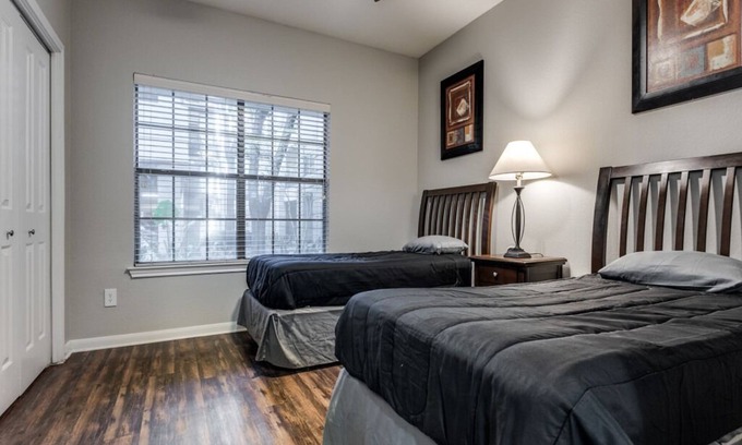 Oak Lawn Apartment | 2-bedroom Walk to West Village & Katy Trail!, GYM, FREE parking, WiFi