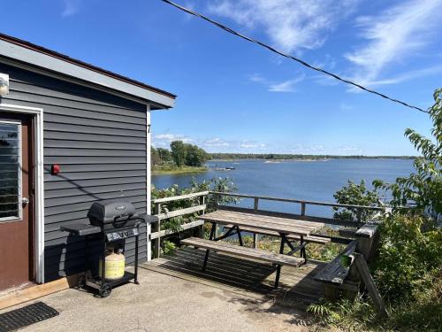 Carling House | 2-bedroom Waterfront Cottage in Georgian Bay - Rockwood #7