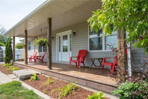 Tyendinaga House | 2 Bedroom with free parking-upto 10 parking space