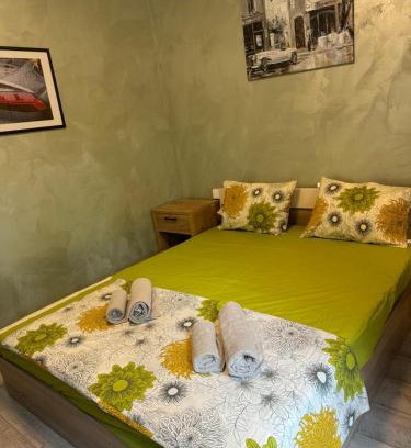 Hristo Botev Apartment | 2-Bedroom with Private Parking fast WiFi 3-AirCon 3-SmartTVs WorkDesk Youtube Premium and Netflix