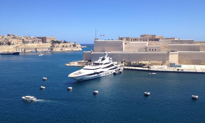 Senglea Apartment | 2 Bedroomed Seafront Penthouse, fully Air Conditioned, with a breathtaking View