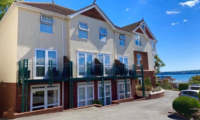 Roundham House | 2 bedroomed town house, 2 mins walk from Goodrington Beach, sleeps 4.