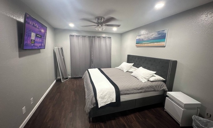 Midland Apartment | π‘ 2 bedrooms, 1 bathroom π cozy, modern apartment. With sofa bed ποΈn