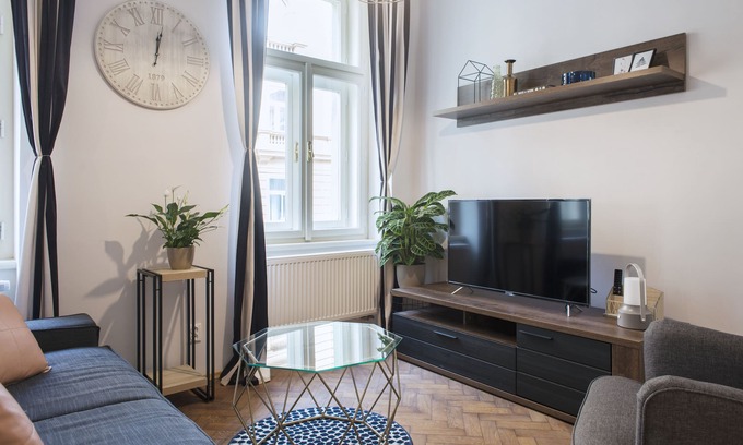Prague 2 House | 2 bedrooms & 2 Bathroom in Center, 2 min to Metro