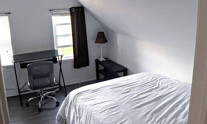 North Bay Apartment | 2 BEDROOMS + DEN, 3 mins walk from downtown and the lake
