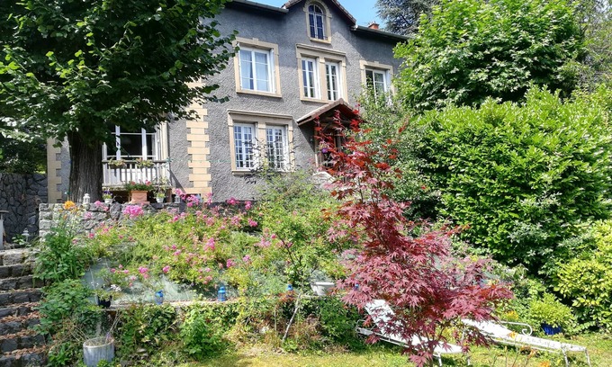 Saint-Etienne House | 2 bedrooms in maison de maitre with gardenOwner living on site