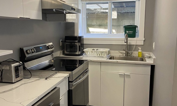 Surrey House | 2 Bedrooms suite close US border