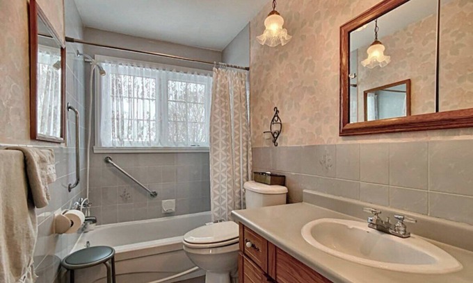 Longueuil House | 2 beds in private room B with free parking - 15 min downtown