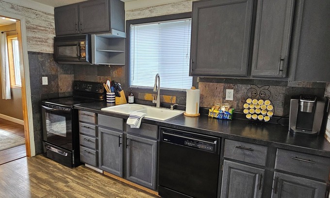 Custer House | 2 Benches Cottage in Custer by Mount Rushmore