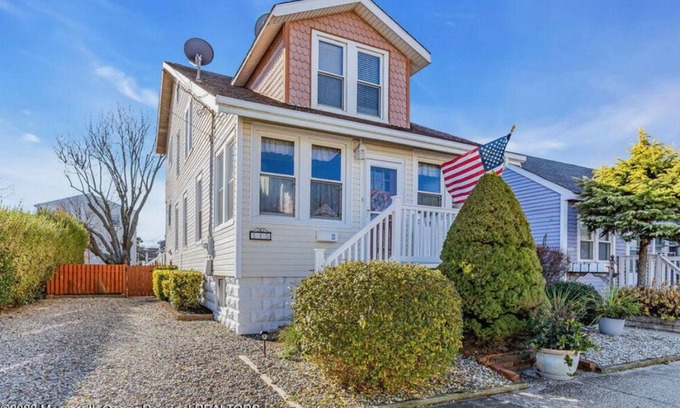 Ortley Beach House | 2 Block 2 Beach/Bay views/2 car drive+Street parking/BBQ/Big yard/Outdoor shower