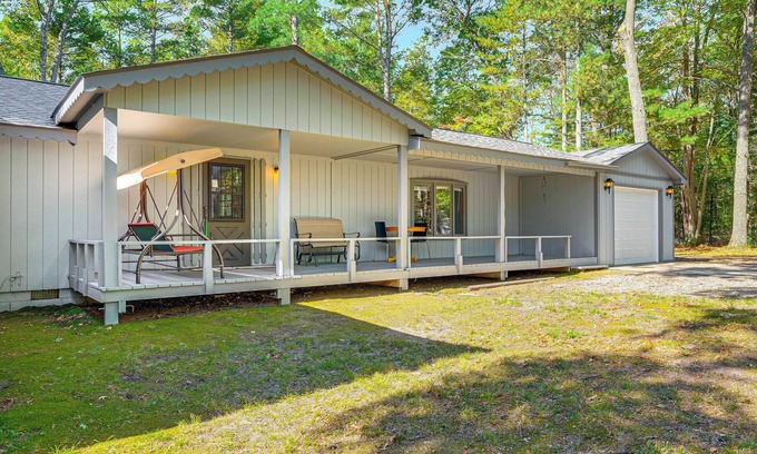 Higgins Lake Cottage | 2 Blocks to Boat Ramp: Higgins Lake House w/Grill