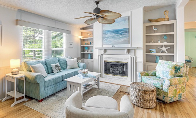 Harkers Island House | 2 Blocks to Crystal Coast: Family-Friendly Retreat