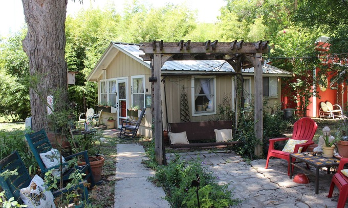 Martindale House | 2 blocks to historic downtown Martindale and 3 blocks to the river