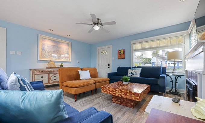 Townsite House | 2 br, 2 bth, fully fenced home - The Sunnyside Up Beach Cottage
