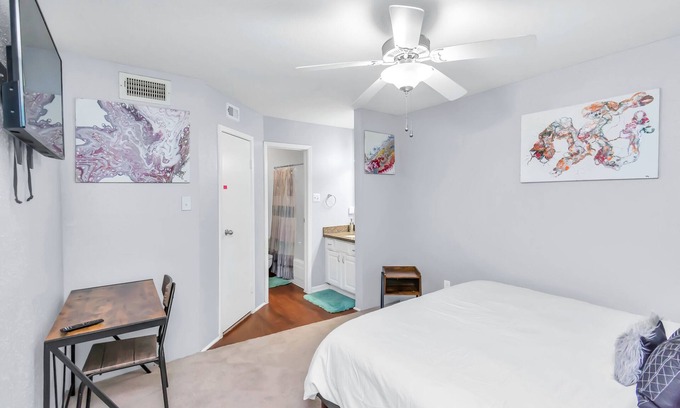 Astrodome Apartment | 2 BR/2BT★6 GUEST★NEAR NRG STADIUM★ FAST WIFI★4K TV
