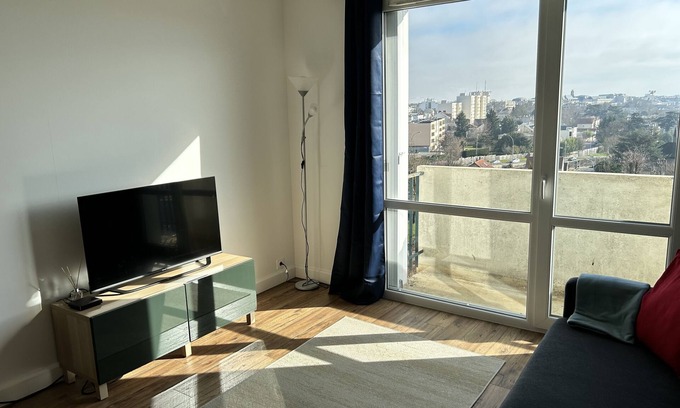 Saint-Germain-en-Laye Apartment | 2 BR Family Friendly Free Parking