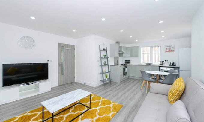 Gedling Apartment | 2-BR Flat w/Free Parking Near Nottingham